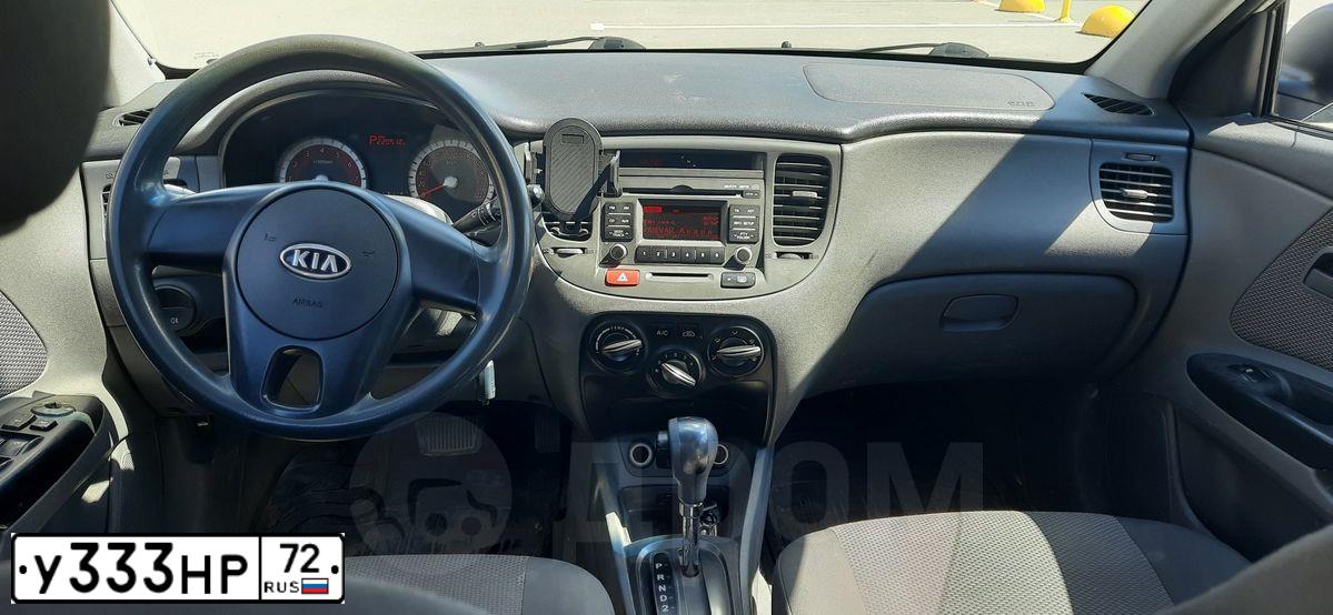 Фото автомобиля KIA RIO, 2010 — госномер У333НР72. Цвет: Серебристый