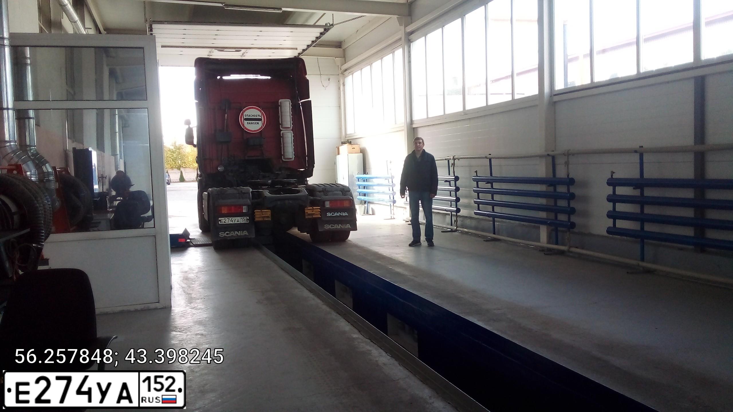 Фото автомобиля SCANIA SERIE G /4X2/, 2011 — госномер Е274УА152. Цвет: Красный