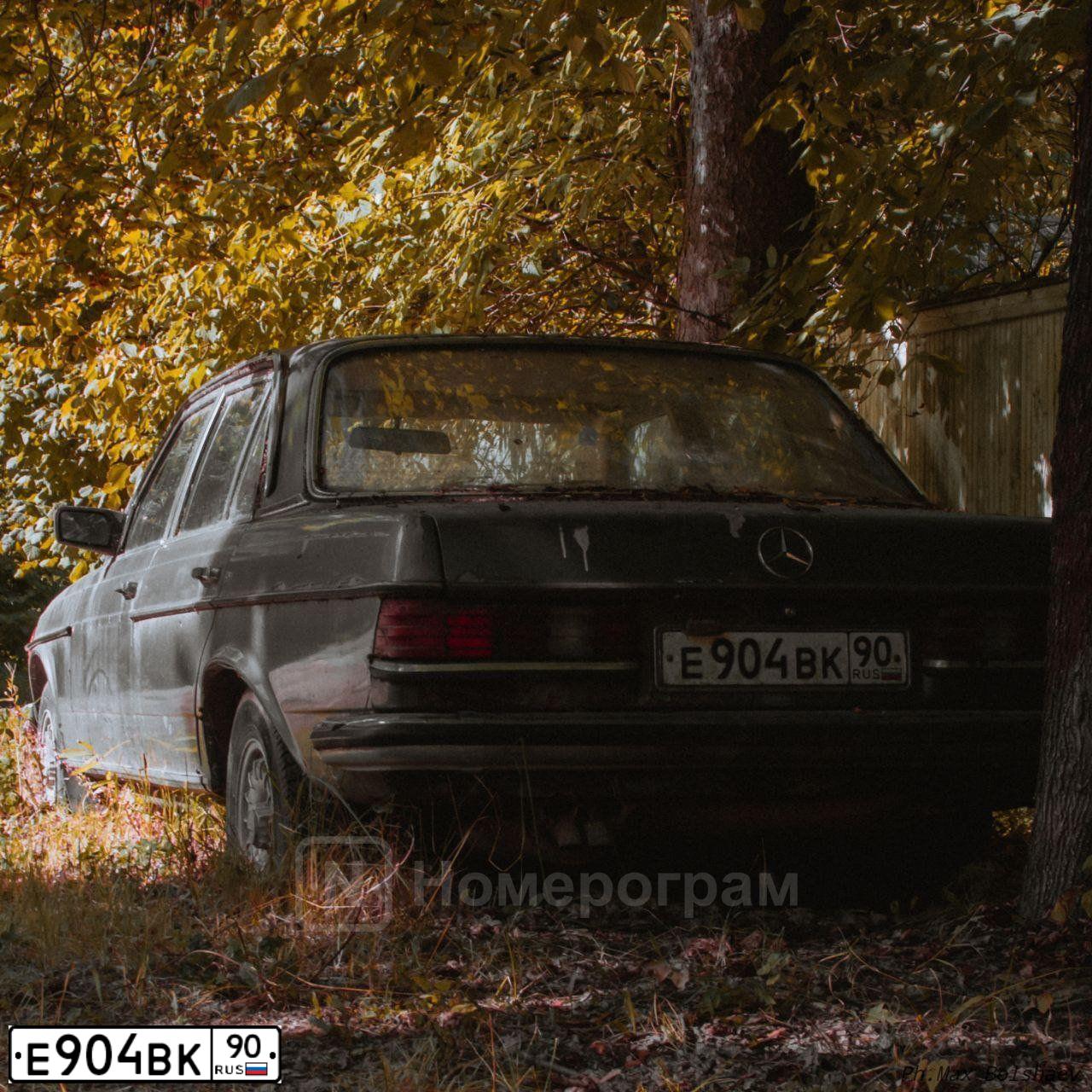 Фото автомобиля МЕРСЕДЕС-БЕНЦ 280 Е, 1980 — госномер Е904ВК90. Цвет: СЕРЫЙ