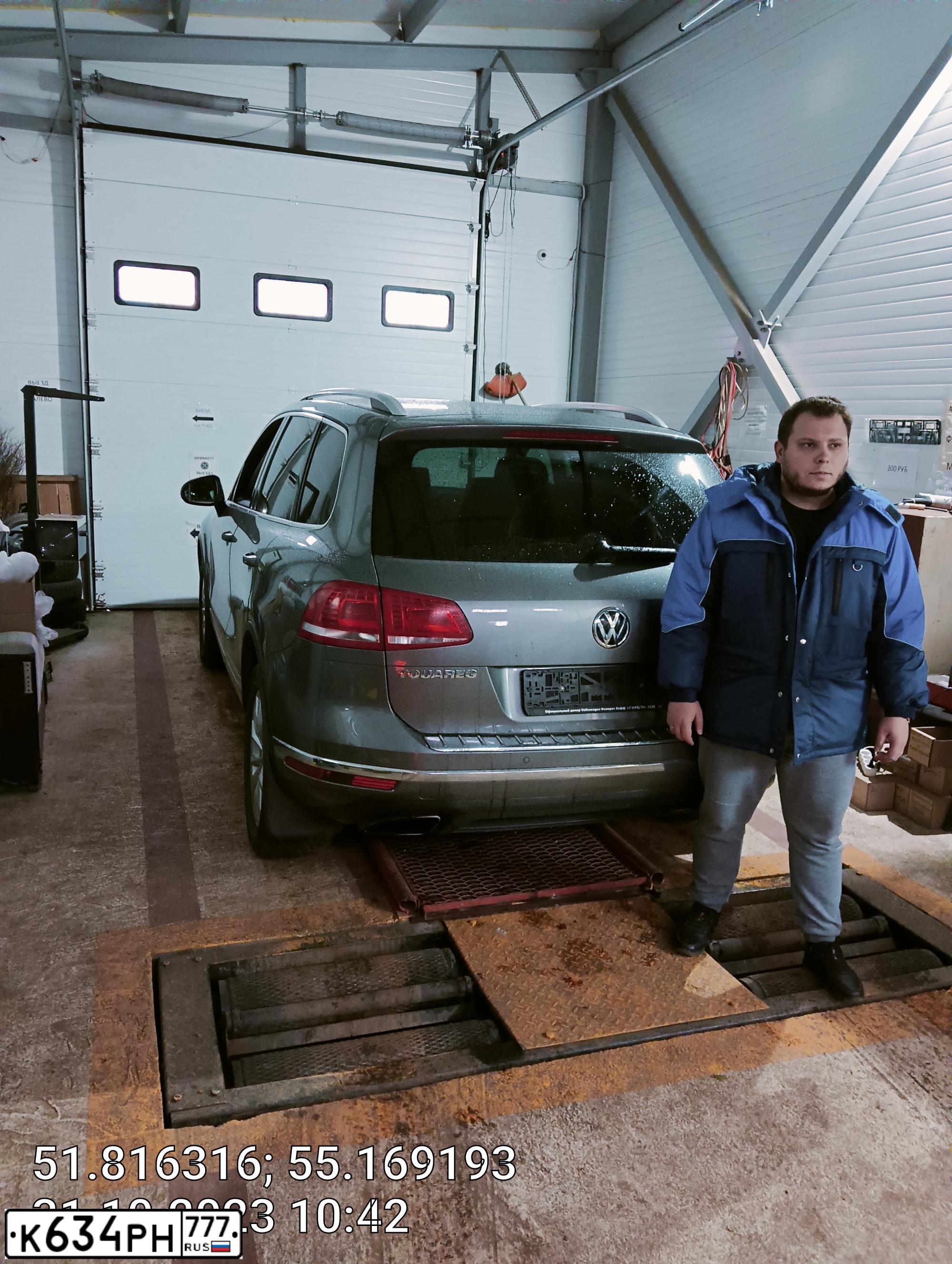 Фото автомобиля VOLKSWAGEN TOUAREG, 2015 — госномер К634РН777. Цвет: Серый