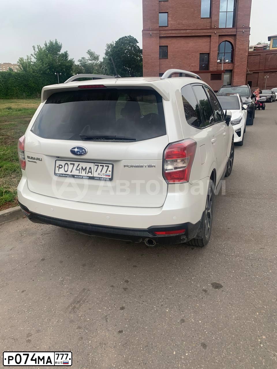 Фото автомобиля SUBARU FORESTER, 2014 — госномер Р074МА777. Цвет: БЕЛЫЙ