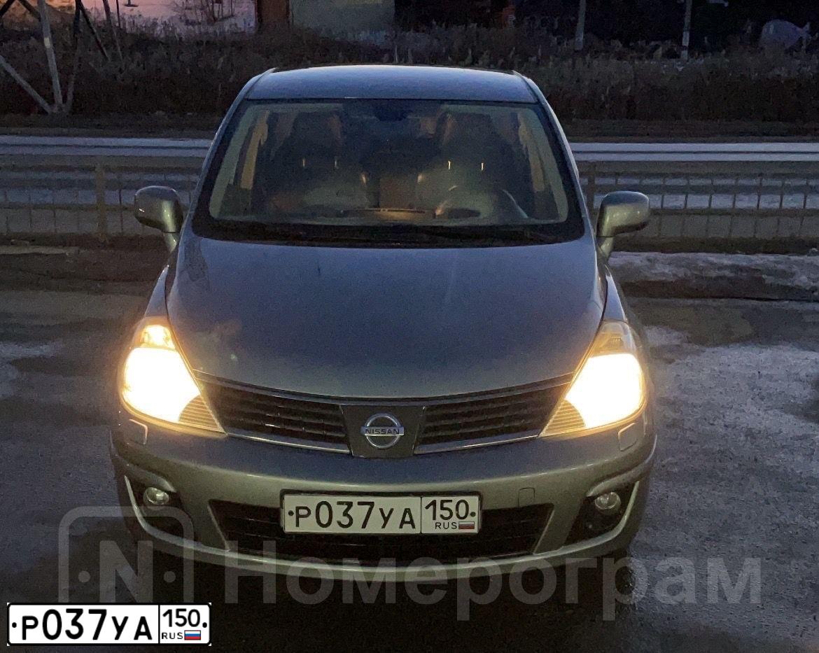 Фото автомобиля NISSAN TIIDA, 2008 — госномер Р037УА150. Цвет: СЕРЫЙ