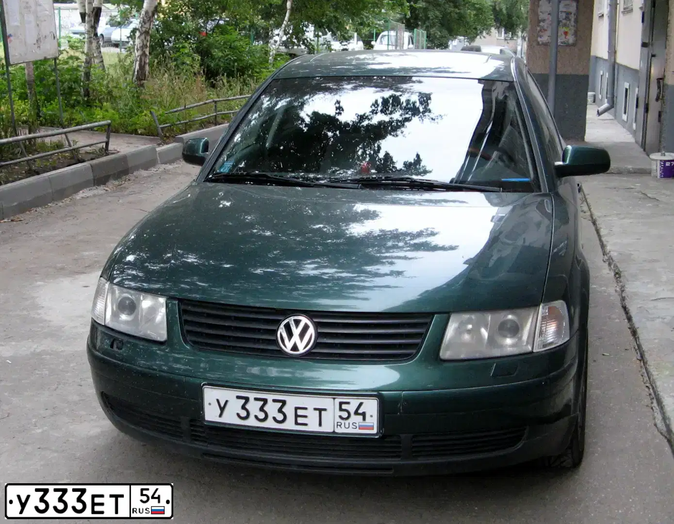 Фото автомобиля VOLKSWAGEN PASSAT, 1999 — госномер У333ЕТ54. Цвет: ЗЕЛЕНЫЙ