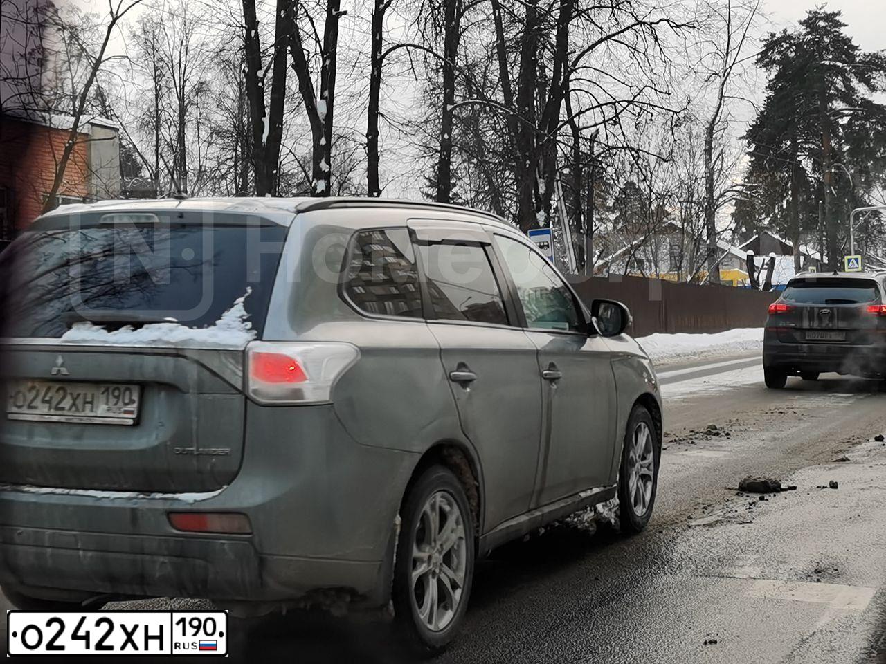 Фото автомобиля MITSUBISHI OUTLANDER, 2012 — госномер М206ОС164. Цвет: Серый