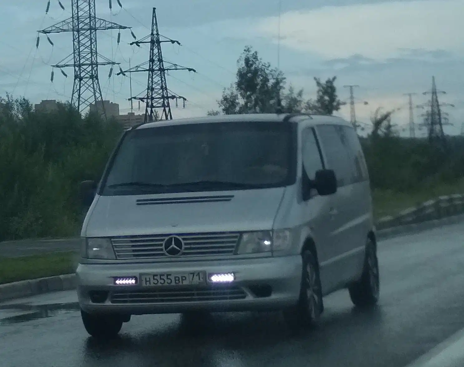 Фото автомобиля MERCEDES VITO, 2002 — госномер Н555ВР71. Цвет: БЕЛЫЙ (СЕРЕБРИСТЫЙ)