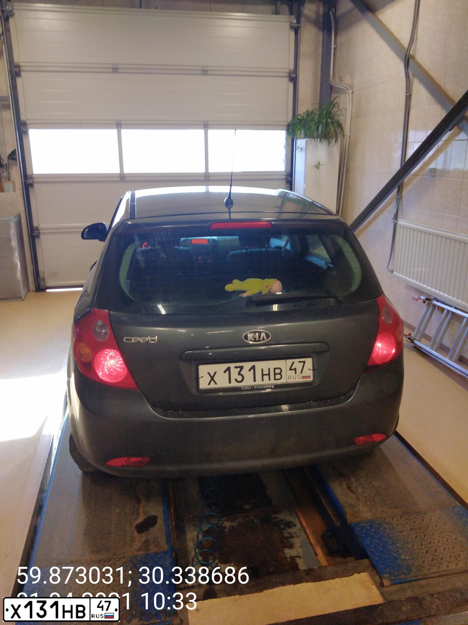 Фото автомобиля KIA CEE'D, 2008 — госномер К086ХР198. Цвет: СЕРЫЙ