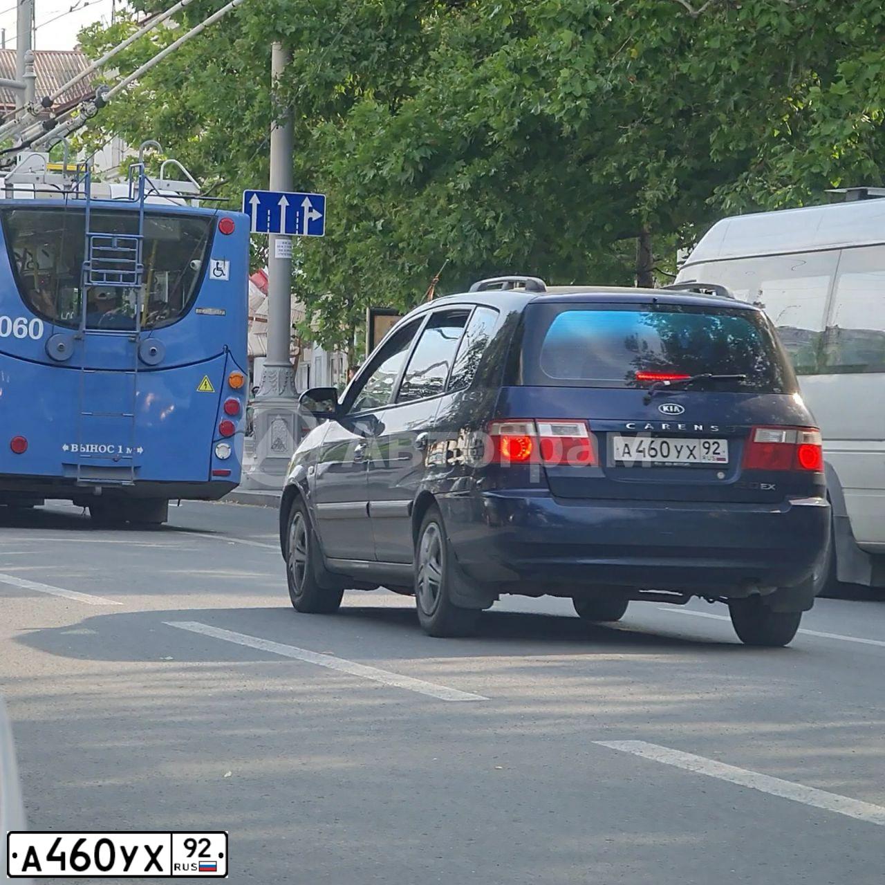 Фото автомобиля KIA CARENS, 2006 — госномер Р641НЕ750. Цвет: СИНИЙ ТЕМНЫЙ
