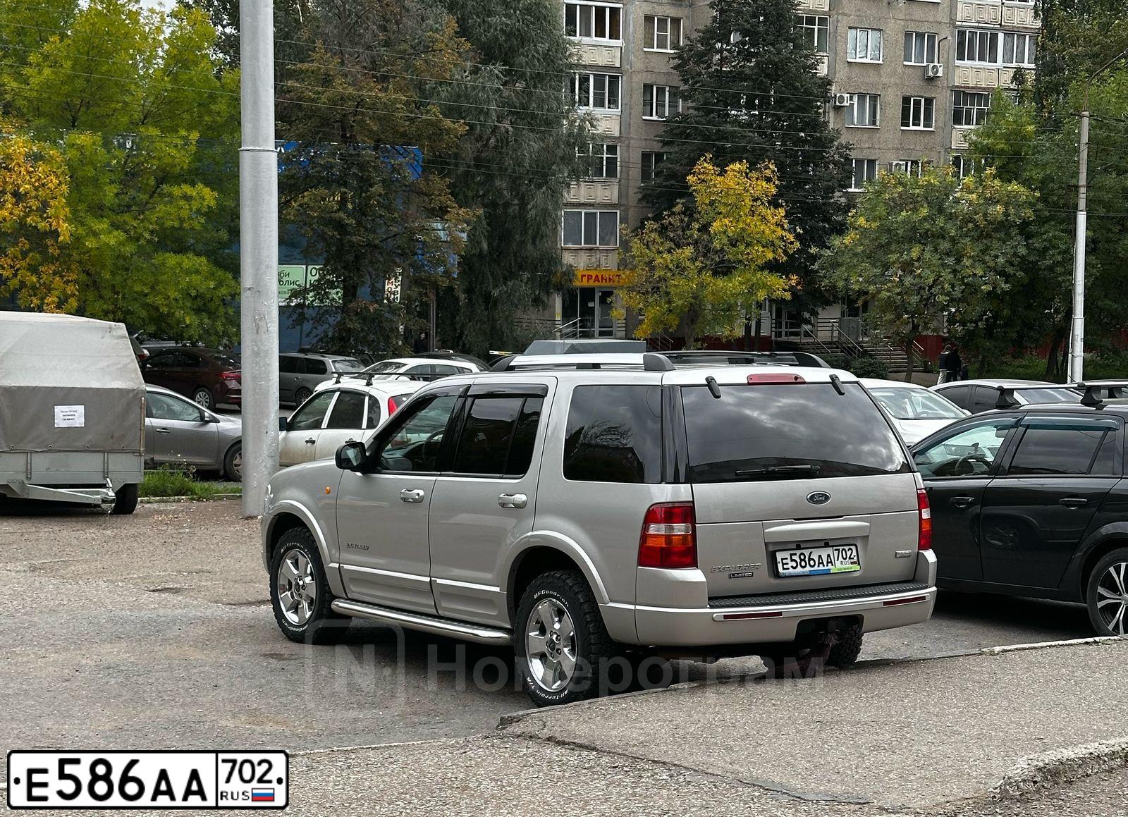 Фото автомобиля FORD EXPLORER, 2005 — госномер Е586АА702. Цвет: Серебристый