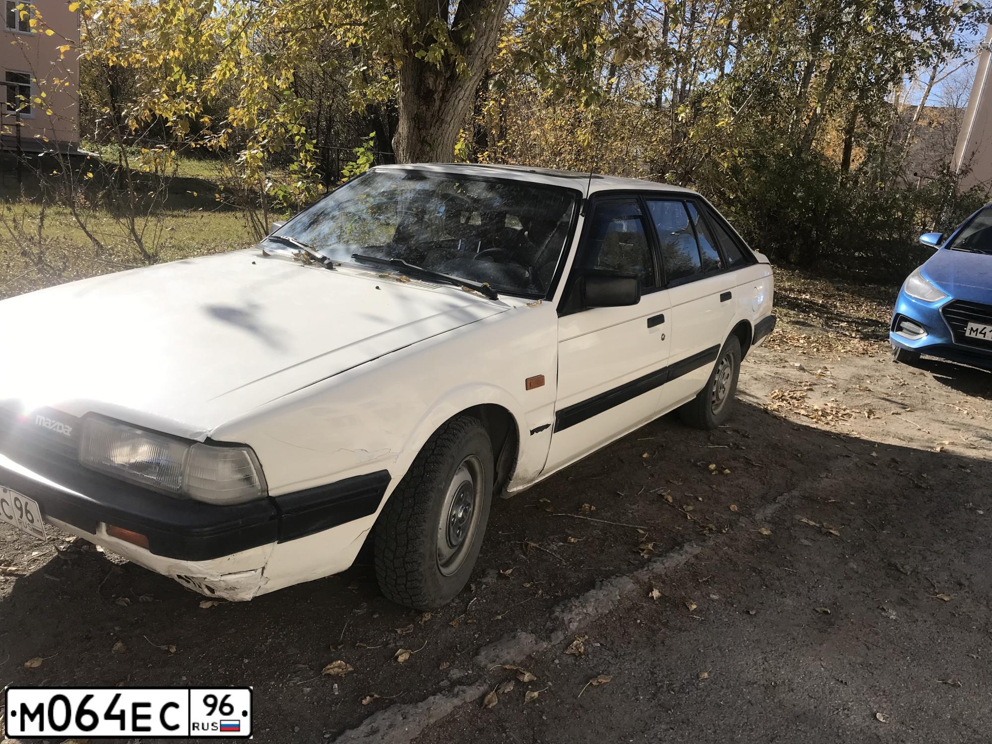 Фото автомобиля MAZDA 626, 1986 — госномер М064ЕС96. Цвет: Белый