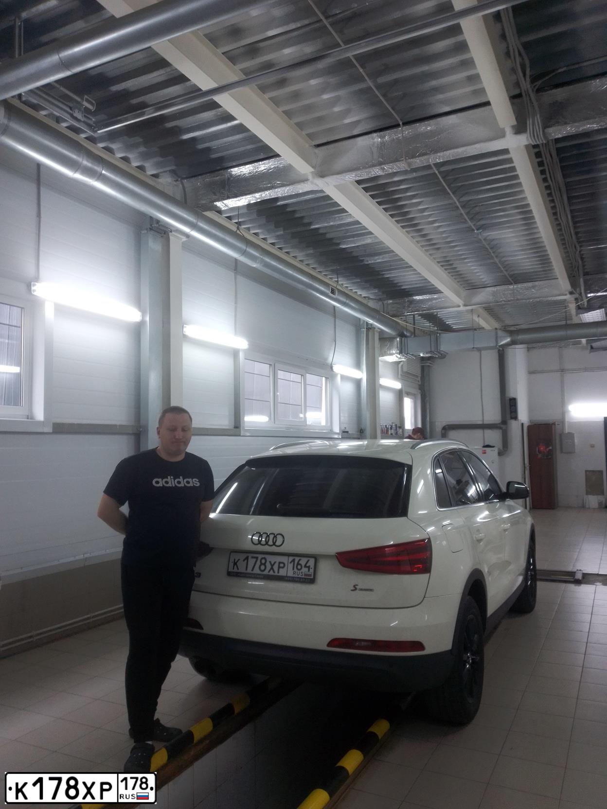 Фото автомобиля AUDI Q3, 2013 — госномер Х287НУ18. Цвет: Белый