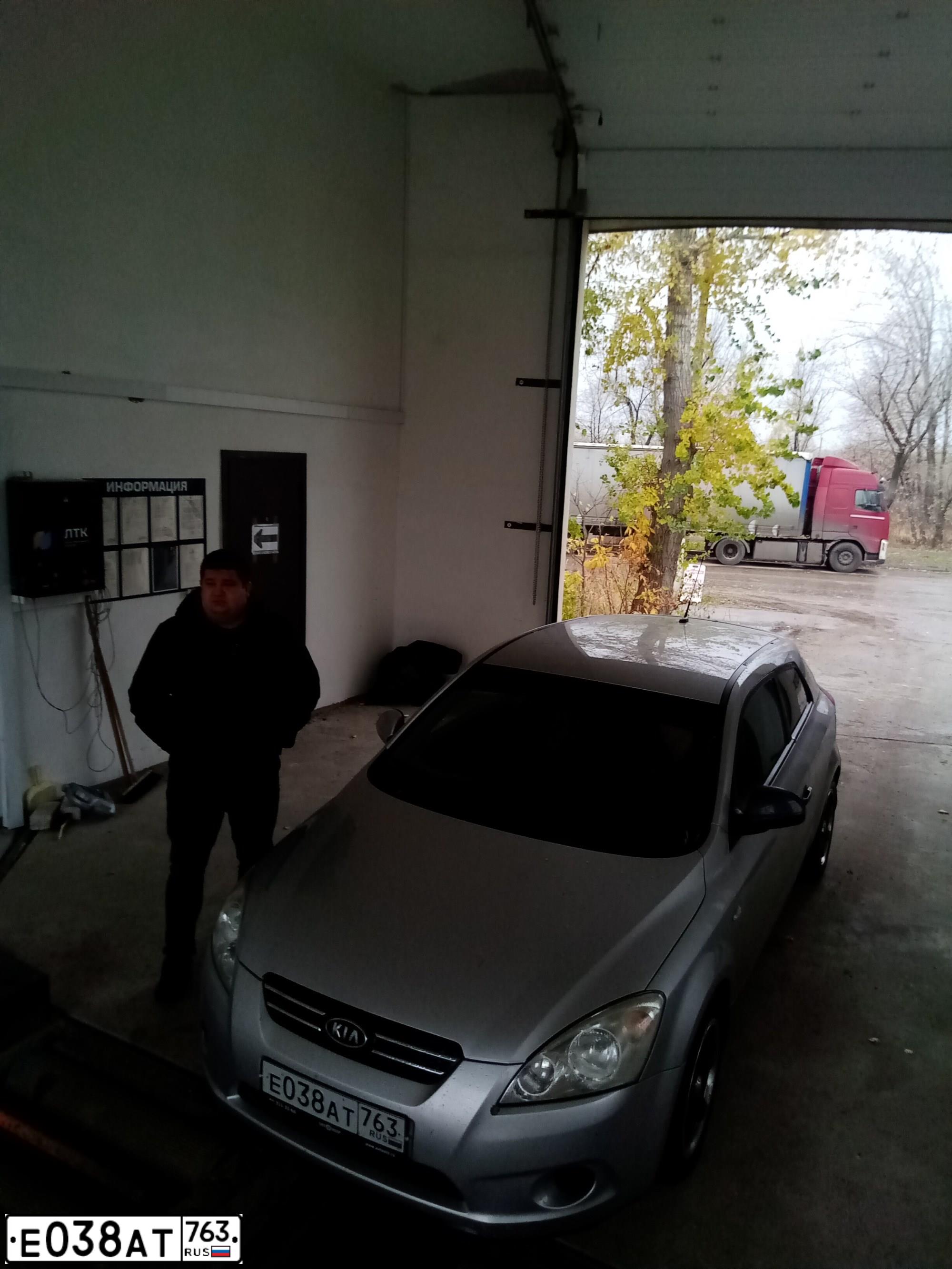 Фото автомобиля KIA CEE'D, 2008 — госномер Е038АТ763. Цвет: Серебристый