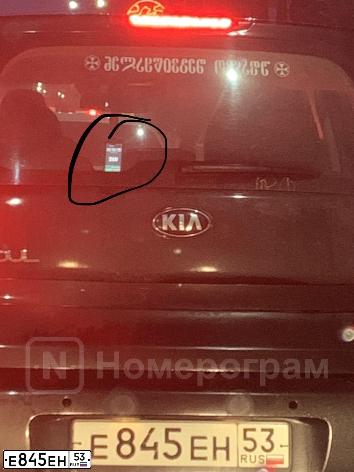 Фото автомобиля KIA SOUL, 2015 — госномер Е845ЕН53. Цвет: ЧЕРНЫЙ