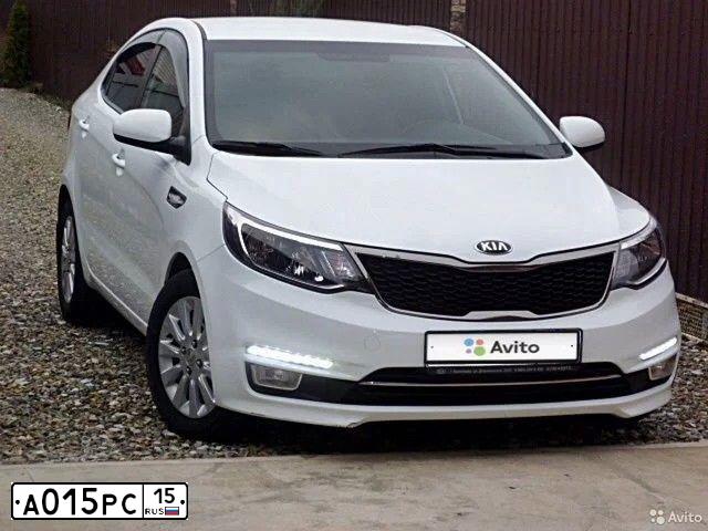 Фото автомобиля KIA RIO, 2016 — госномер А015РС15. Цвет: Белый