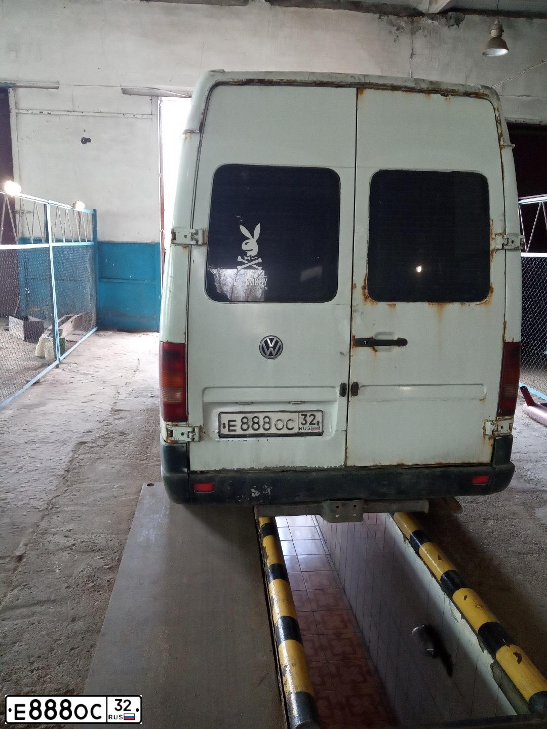 Фото автомобиля VOLKSWAGEN LT, 2000 — госномер Е888ОС32. Цвет: БЕЛЫЙ