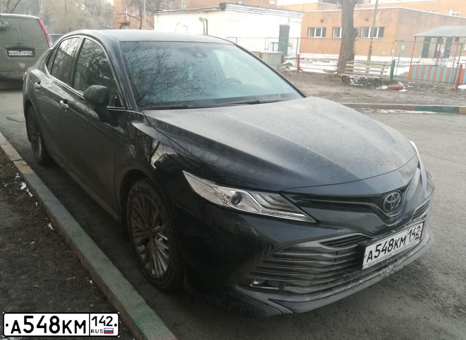 Фото автомобиля TOYOTA CAMRY, 2018 — госномер О404НО142. Цвет: ЧЕРНЫЙ МЕТАЛЛИК