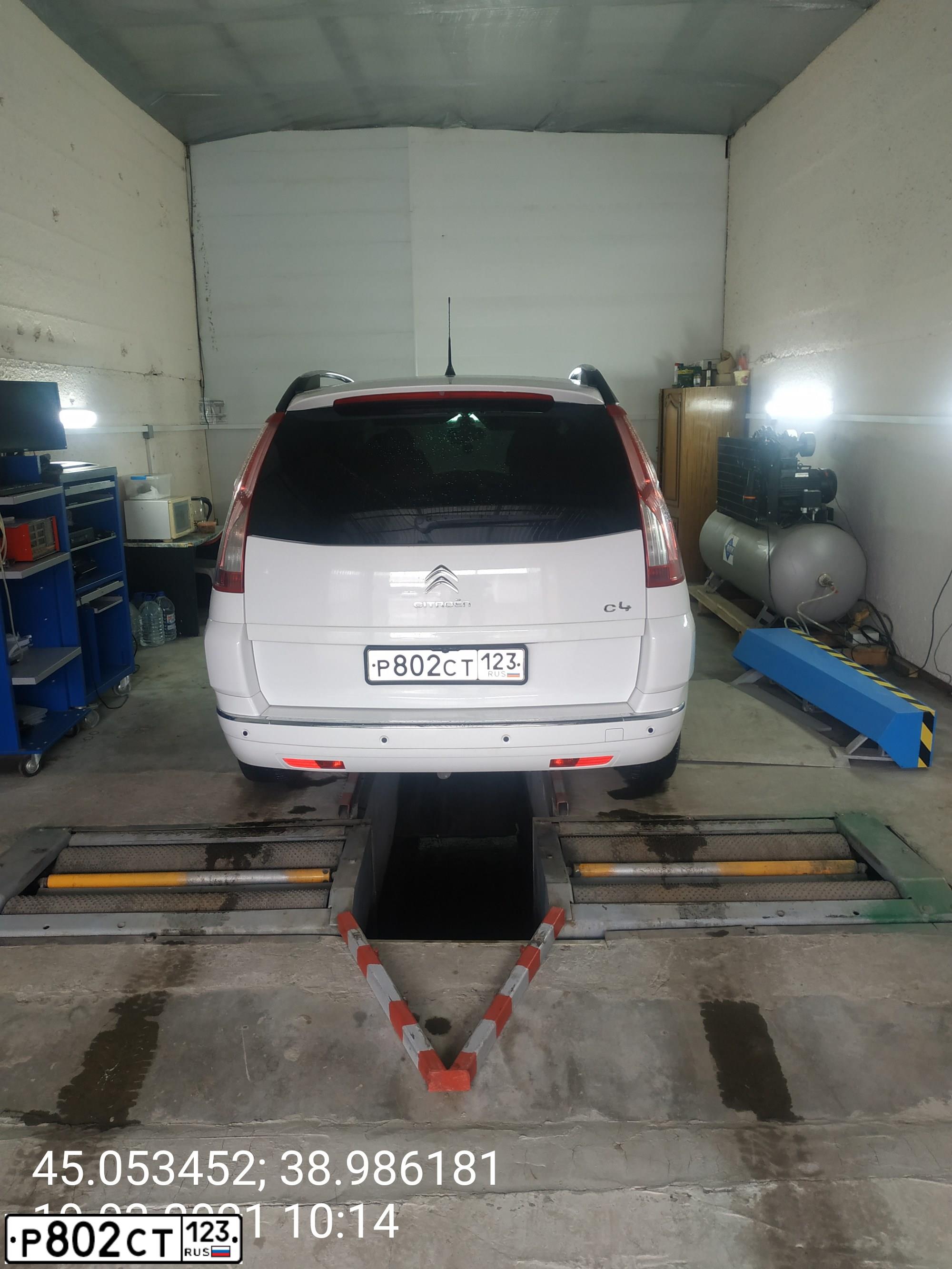 Фото автомобиля CITROEN C4 PICASSO, 2012 — госномер М627ВЕ123. Цвет: БЕЛЫЙ