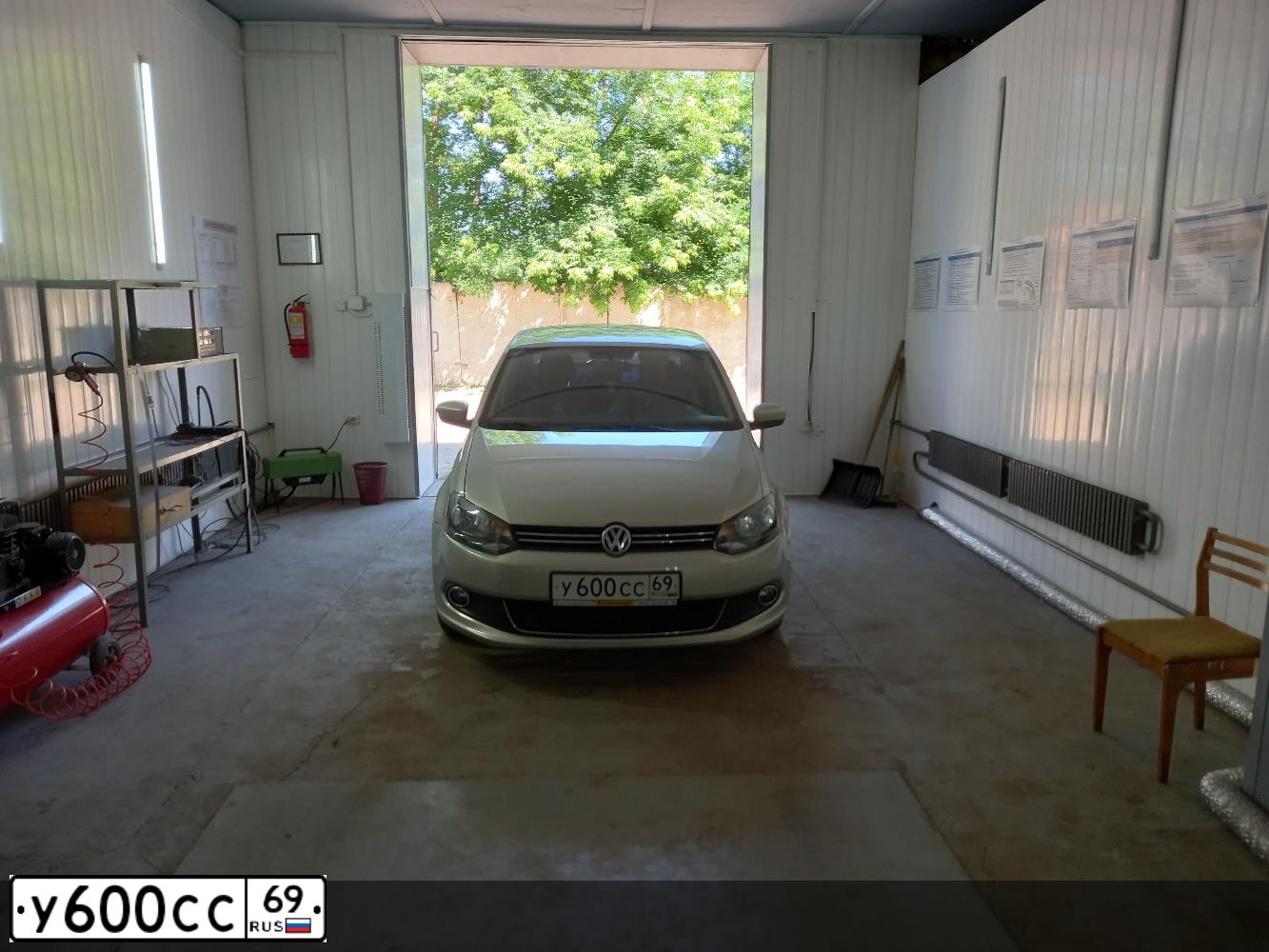 Фото автомобиля VOLKSWAGEN POLO, 2011 — госномер У600СС69. Цвет: СЕРЕБРИСТО-ЖЕЛТЫЙ