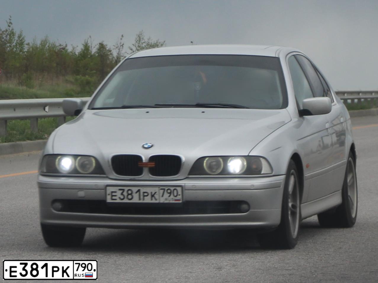 Фото автомобиля BMW SERIE 5, 2002 — госномер Е381РК790. Цвет: Серый