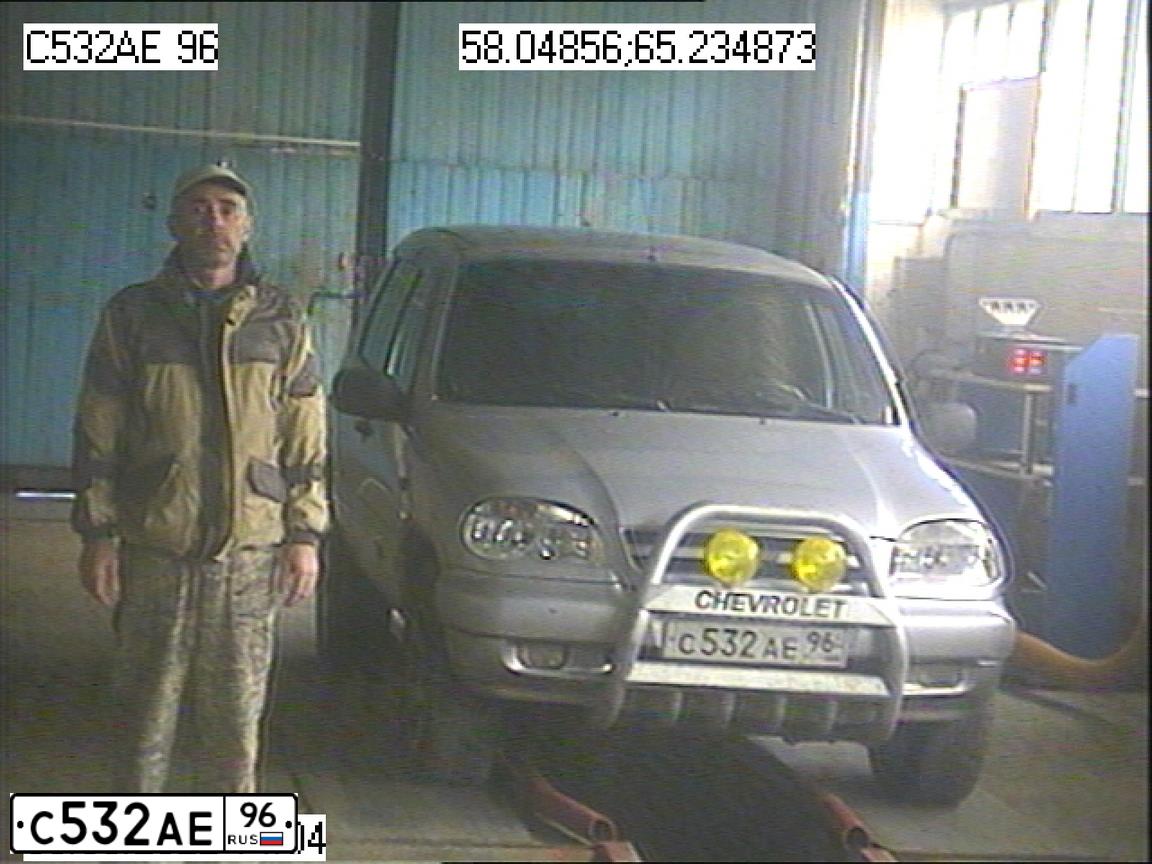 Фото автомобиля CHEVROLET NIVA, 2008 — госномер Р194УВ196. Цвет: СВЕТЛО-СЕРЫЙ