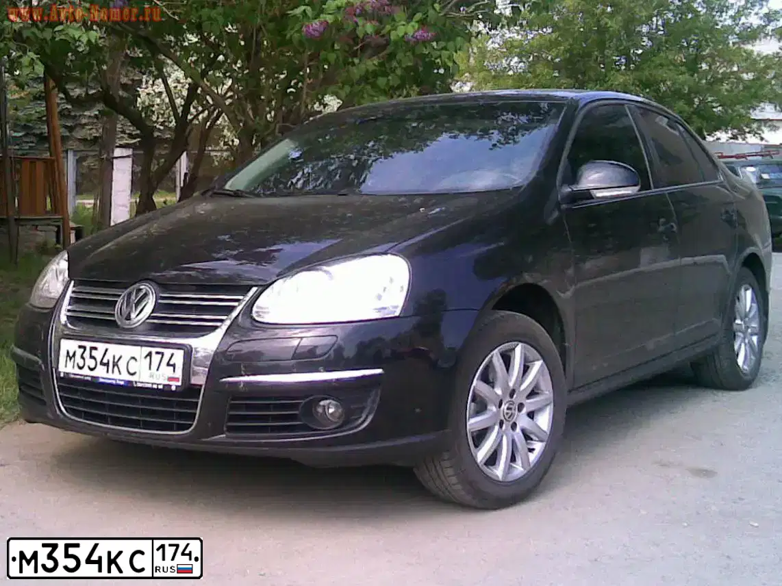 Фото автомобиля VOLKSWAGEN JETTA, 2008 — госномер Е558ОА186. Цвет: ЧЕРНЫЙ