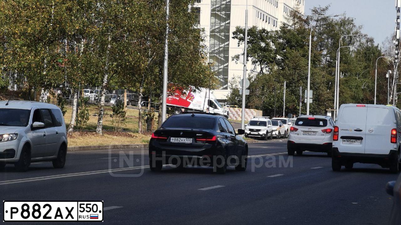 Фото автомобиля BMW 330I XDRIVE, 2020 — госномер Р882АХ550. Цвет: ЧЕРНЫЙ