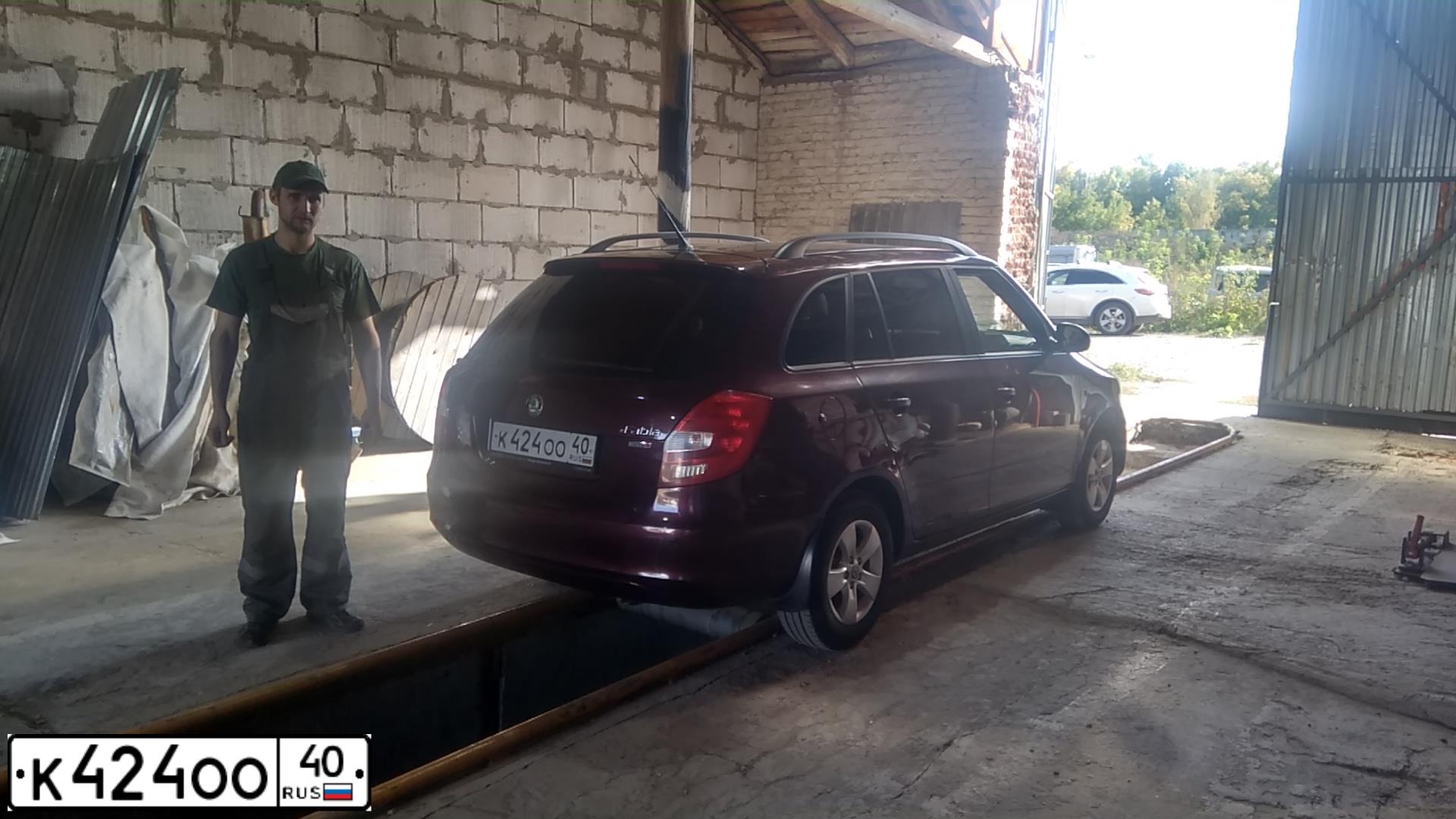 Фото автомобиля RENAULT LOGAN, 2008 — госномер Н809ВР10. Цвет: СЕРЫЙ