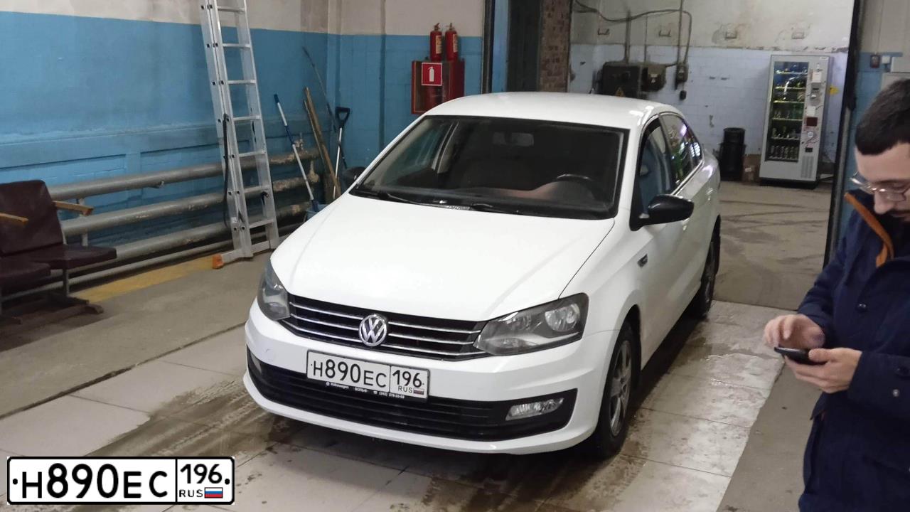 Фото автомобиля VOLKSWAGEN POLO, 2017 — госномер Н890ЕС196. Цвет: Белый