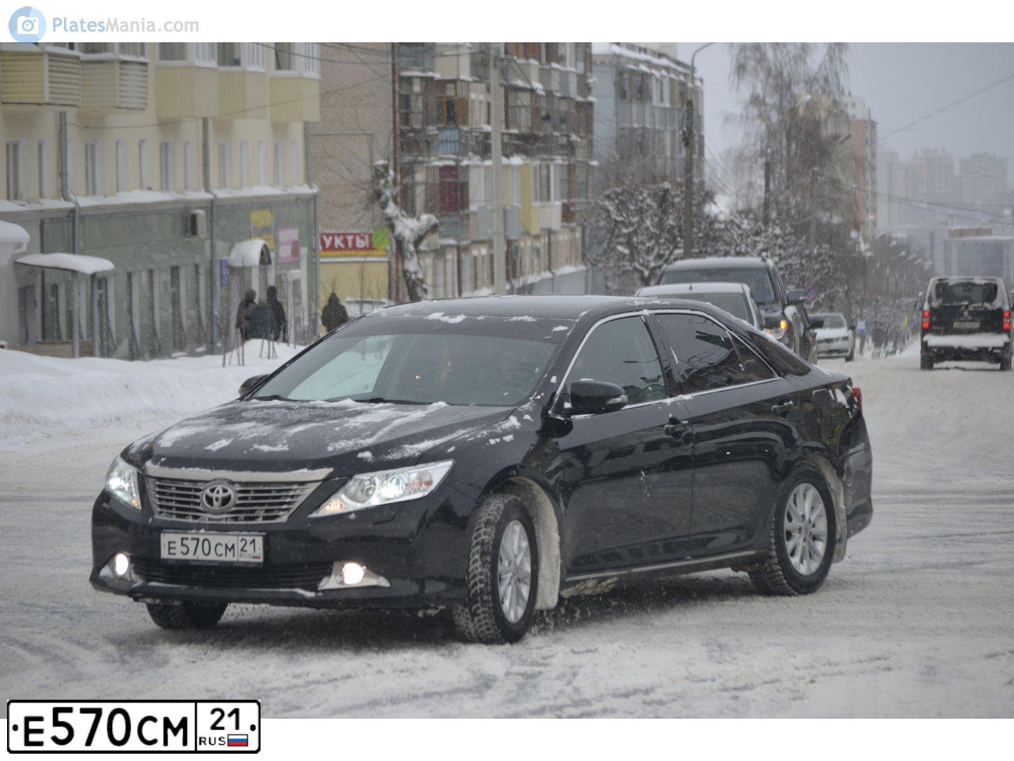 Фото автомобиля TOYOTA CAMRY, 2014 — госномер Е570СМ21. Цвет: ЧЕРНЫЙ МЕТАЛЛИК