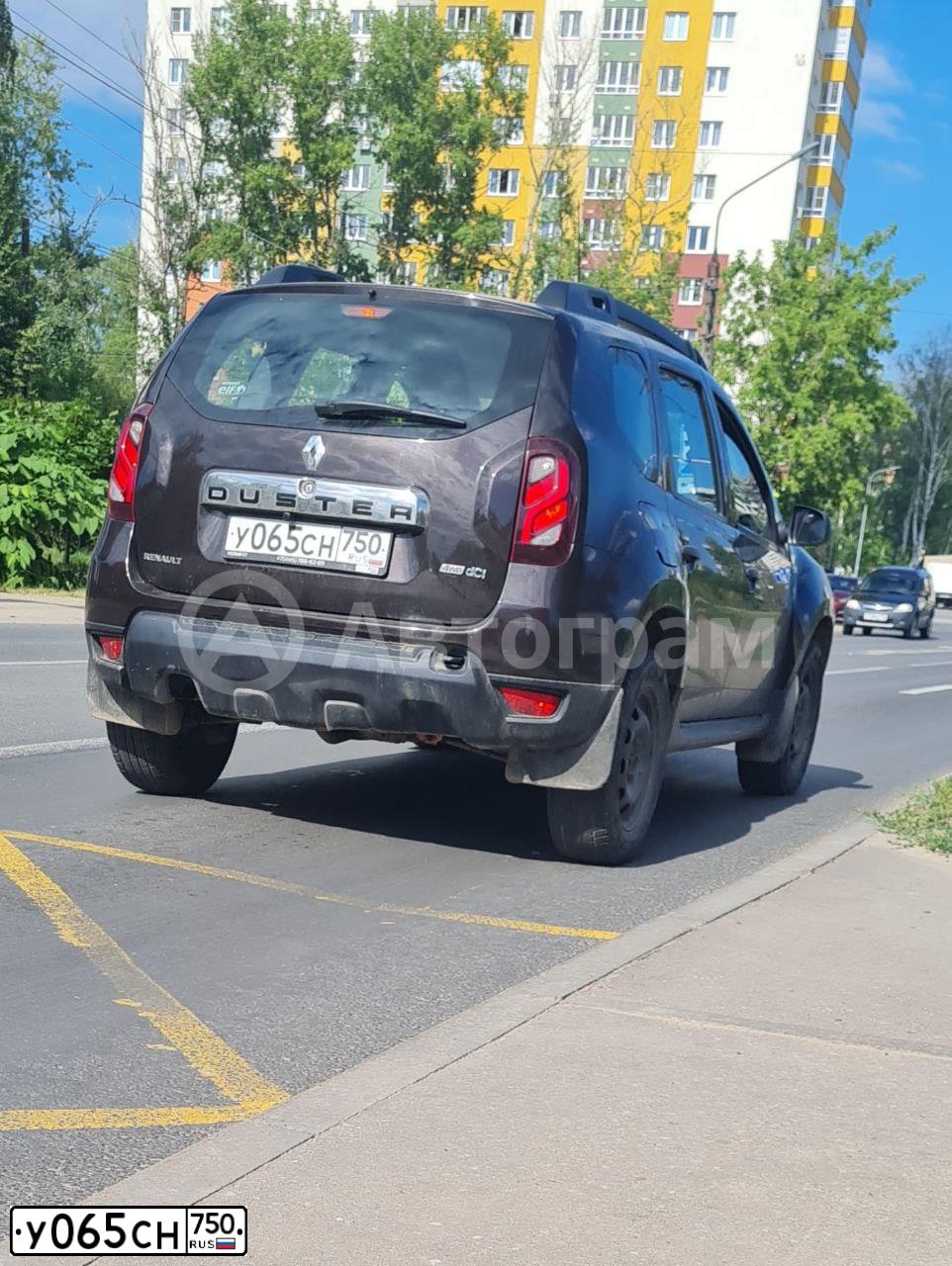 Фото автомобиля RENAULT DUSTER, 2016 — госномер У065СН750. Цвет: ТЕМНО-КОРИЧНЕВЫЙ
