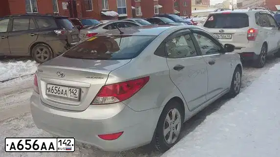 Фото автомобиля HYUNDAI SOLARIS, 2011 — госномер А656АА142. Цвет: серебристый