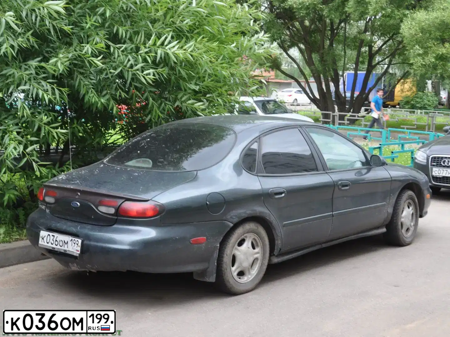 Фото автомобиля FORD TAURUS, 1998 — госномер К036ОМ199. Цвет: ЗЕЛЕНЫЙ