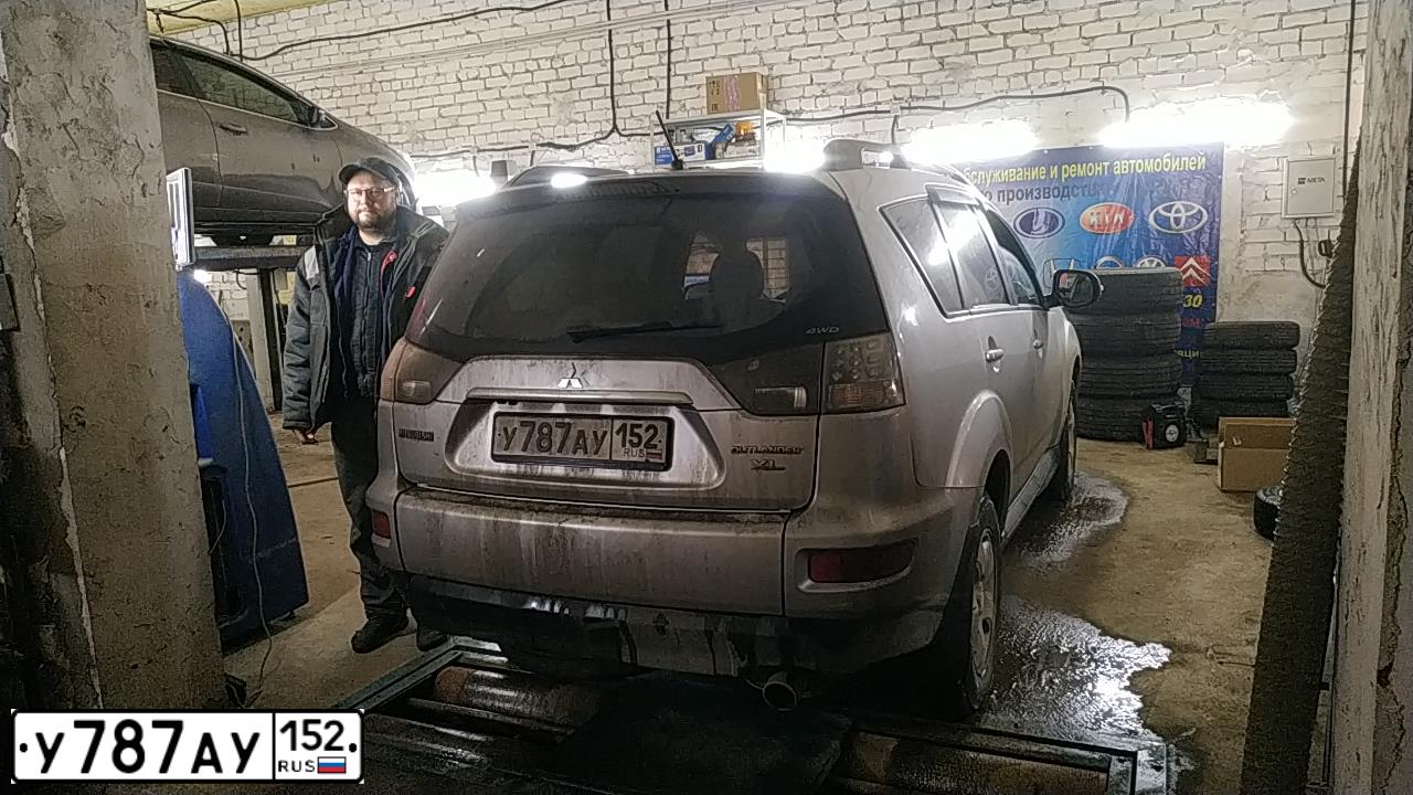 Фото автомобиля MITSUBISHI OUTLANDER, 2011 — госномер У787АУ152. Цвет: СВЕТЛО СЕРЫЙ
