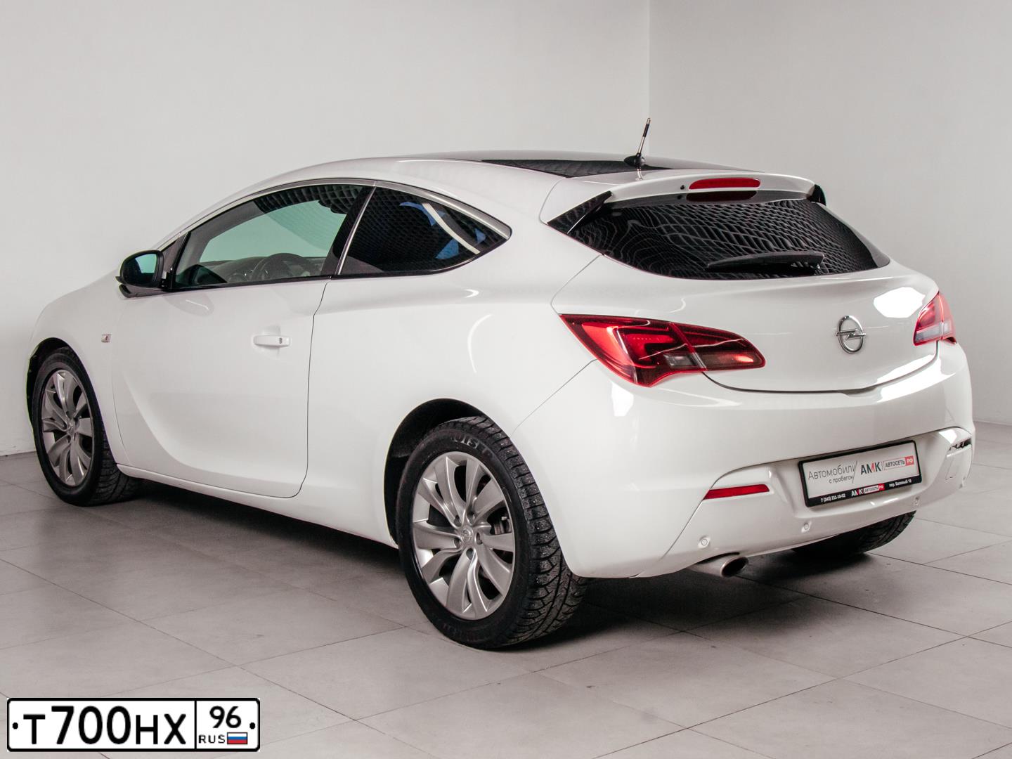 Фото автомобиля OPEL ASTRA, 2013 — госномер Н747ОН196. Цвет: Белый