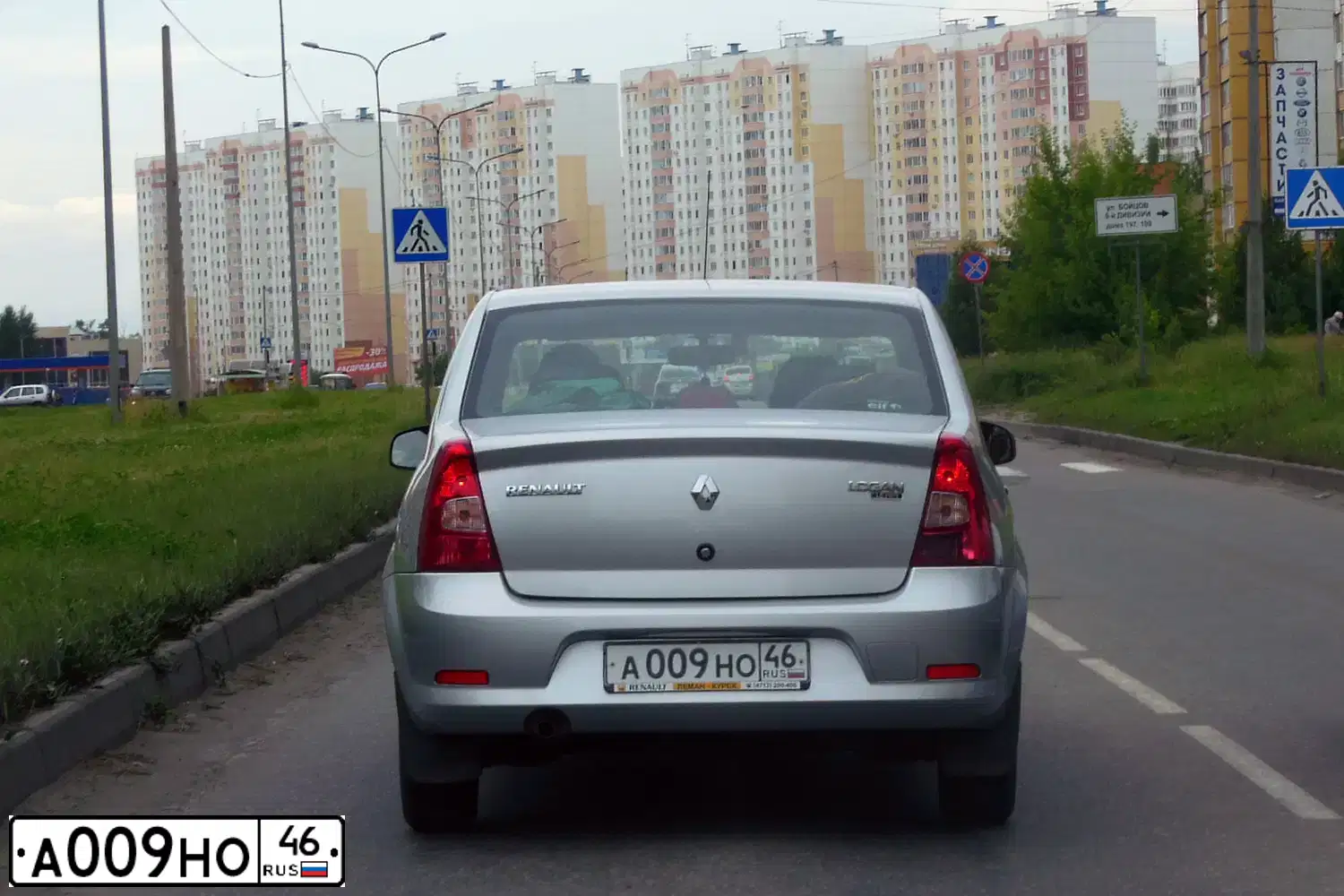 Фото автомобиля RENAULT LOGAN, 2013 — госномер А009НО46. Цвет: СВЕТЛО-СЕРЫЙ