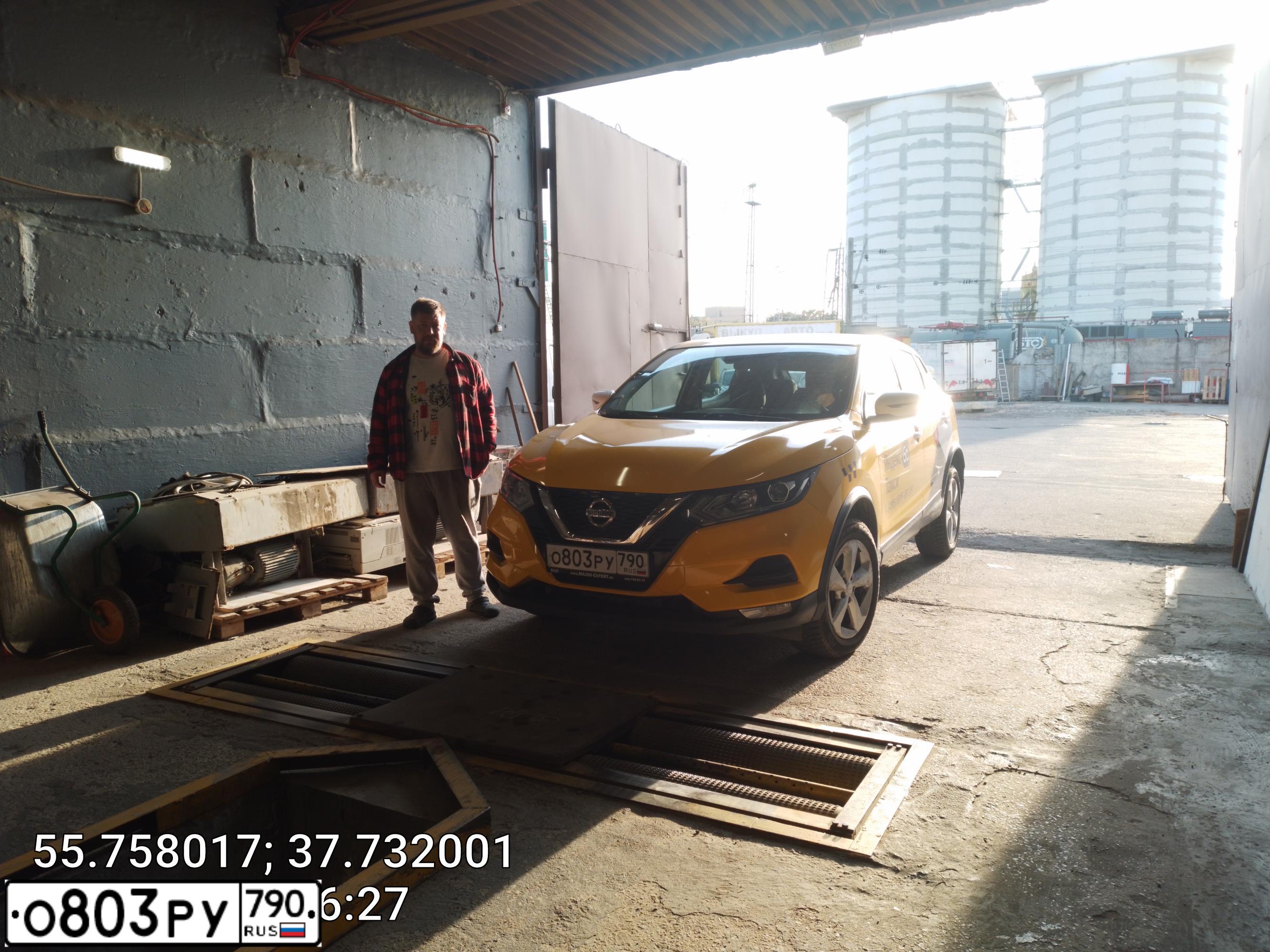 Фото автомобиля NISSAN QASHQAI, 2019 — госномер М212АХ977. Цвет: Белый