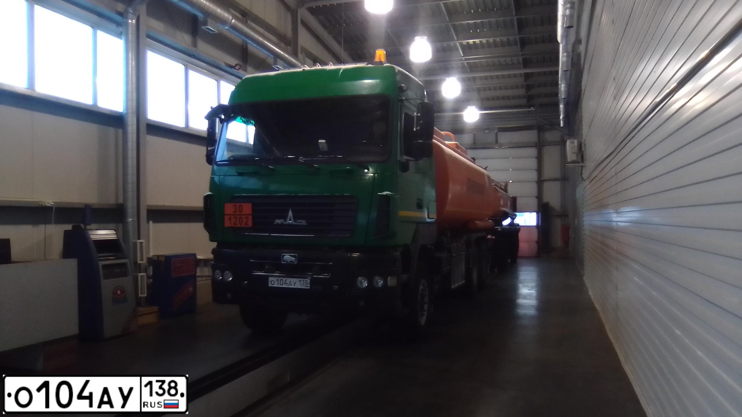 Фото автомобиля MAZ MAN MAZ-MAN 6312 /6X4/, 2013 — госномер О104АУ138. Цвет: ЗЕЛЕНЫЙ