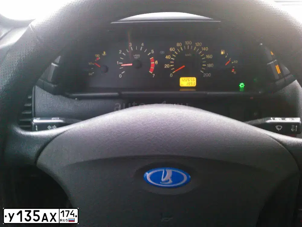 Фото автомобиля LADA 2112, 2005 — госномер У135АХ174. Цвет: Темно-зеленый