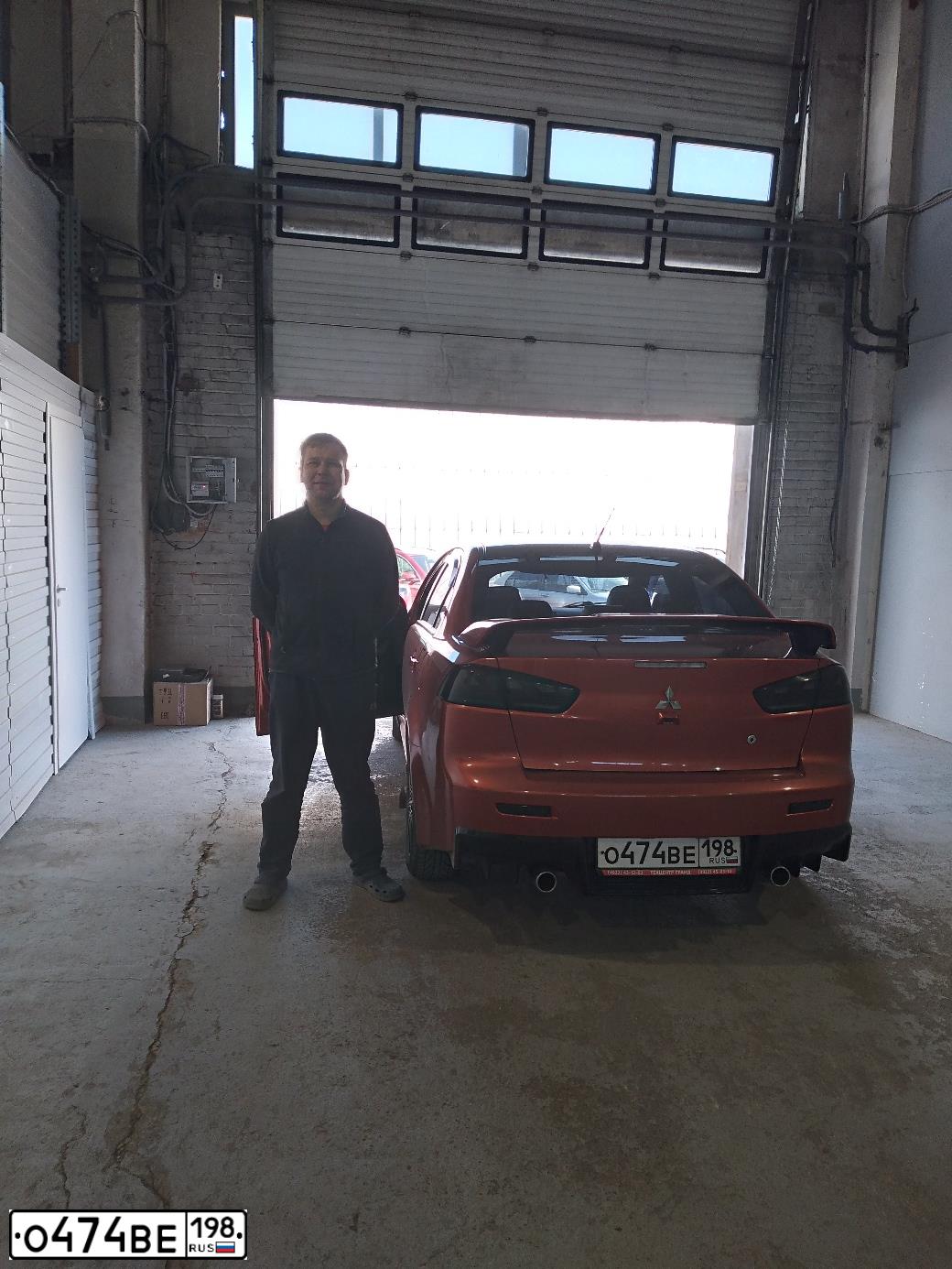 Фото автомобиля MITSUBISHI LANCER, 2007 — госномер О474ВЕ198. Цвет: ОРАНЖЕВО-ЧЕРНЫЙ