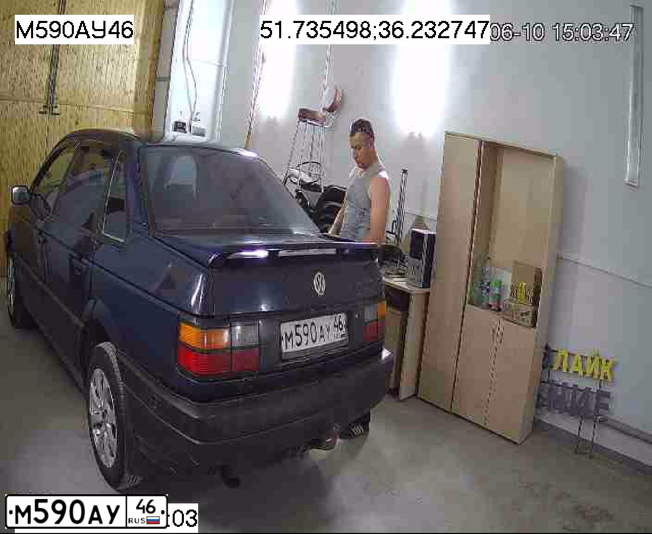 Фото автомобиля VOLKSWAGEN PASSAT, 1990 — госномер М590АУ46. Цвет: синий