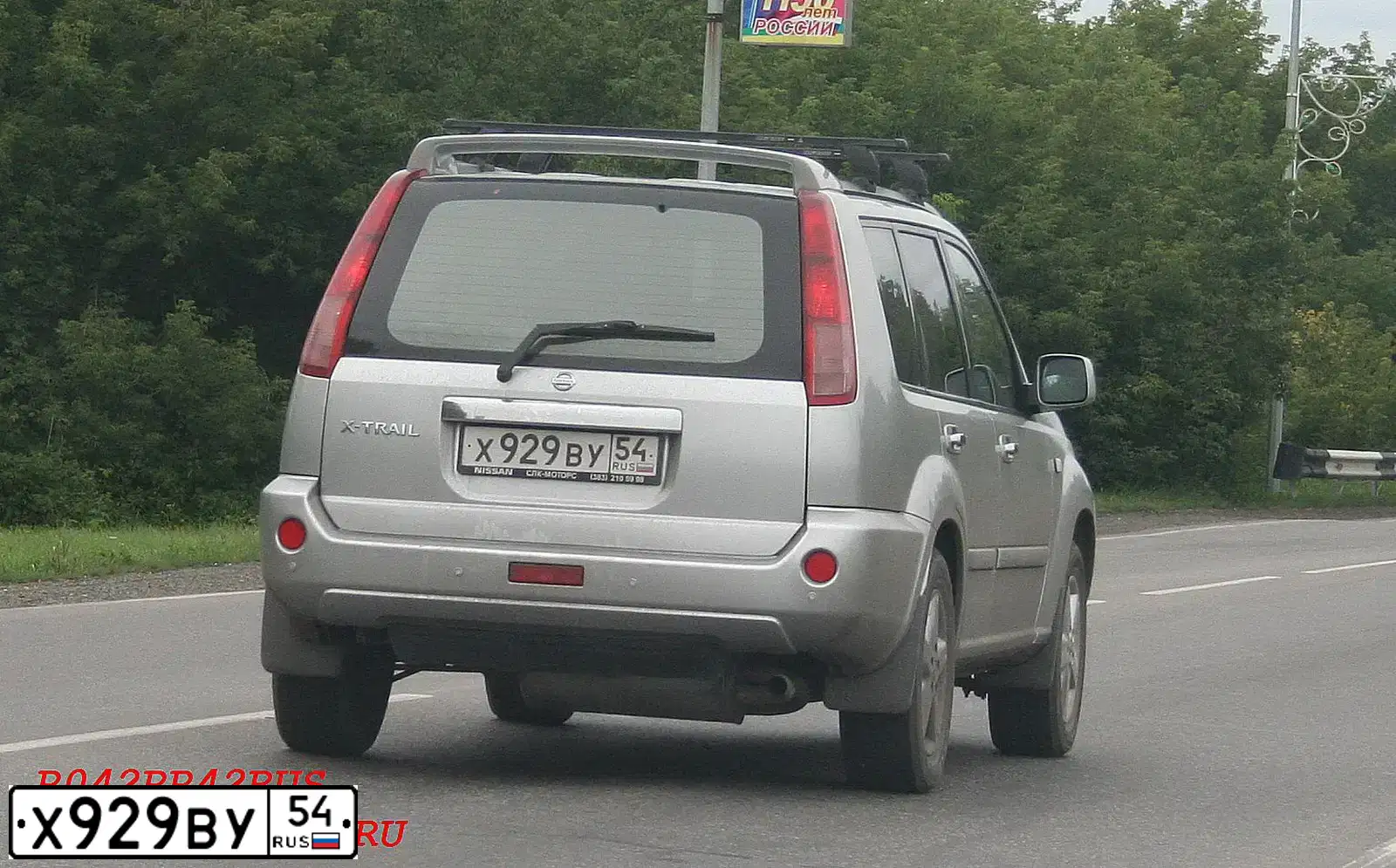 Фото автомобиля NISSAN X-TRAIL, 2005 — госномер Н003УМ154. Цвет: СЕРЕБРИСТЫЙ