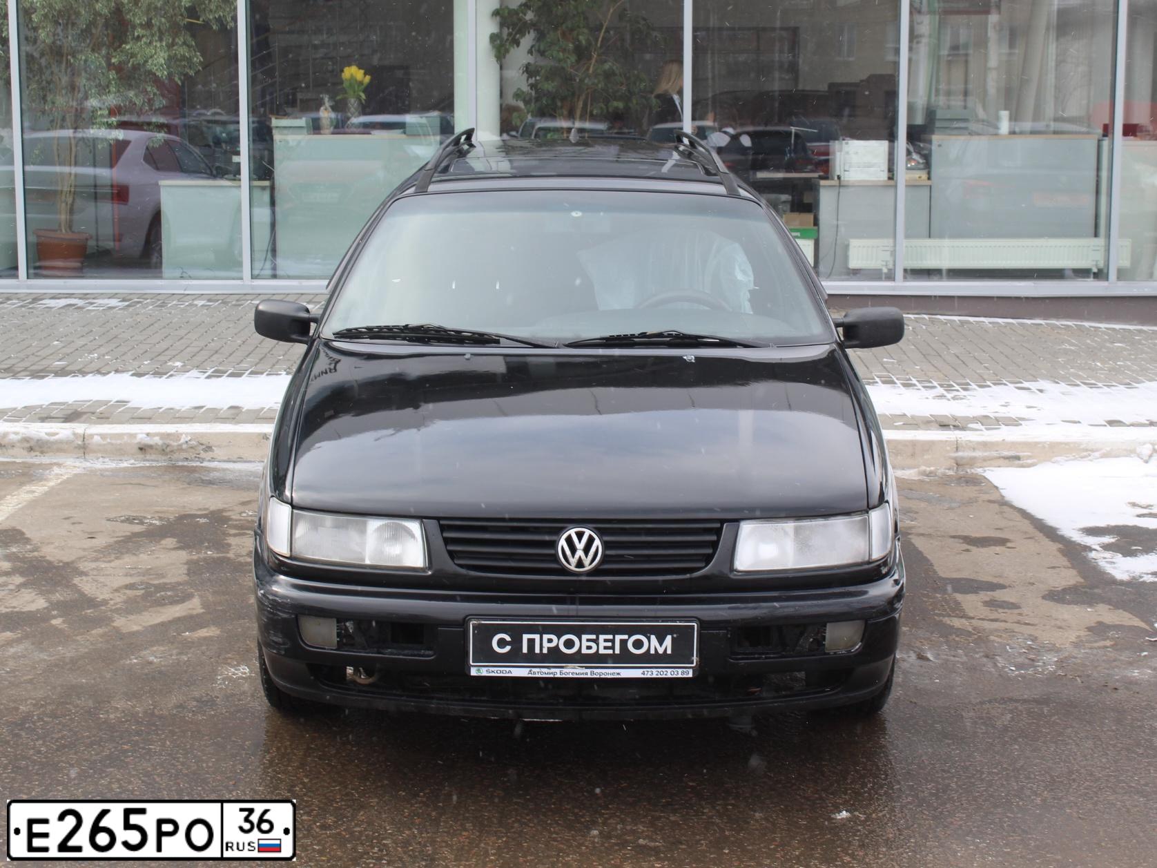 Фото автомобиля VOLKSWAGEN PASSAT, 1995 — госномер Р273ЕХ136. Цвет: ЧЕРНЫЙ