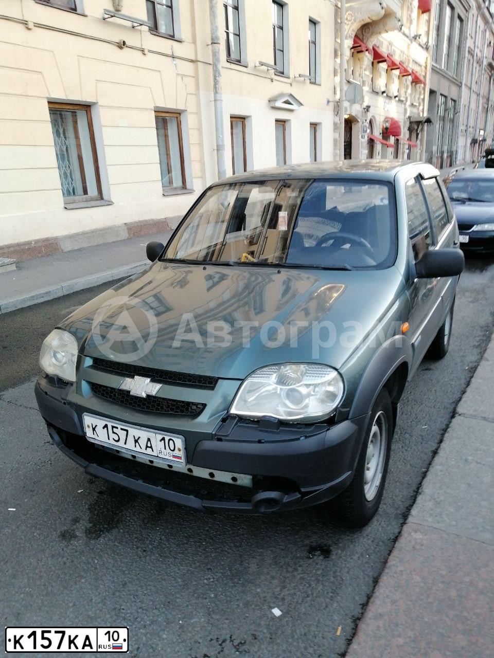 Фото автомобиля CHEVROLET NIVA, 2009 — госномер К157КА10. Цвет: ТЕМНЫЙ СЕРО-ЗЕЛЕНЫЙ
