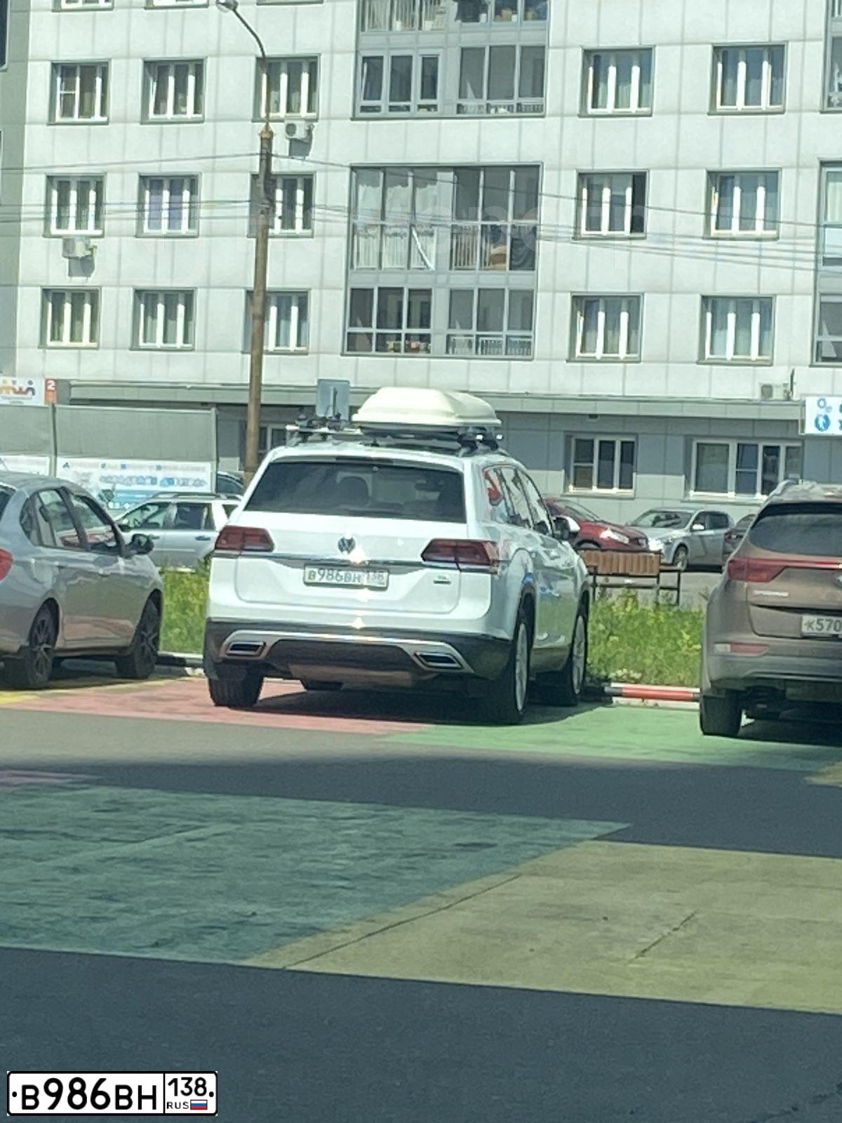 Фото автомобиля VOLKSWAGEN TERAMONT, 2018 — госномер В986ВН138. Цвет: БЕЛЫЙ