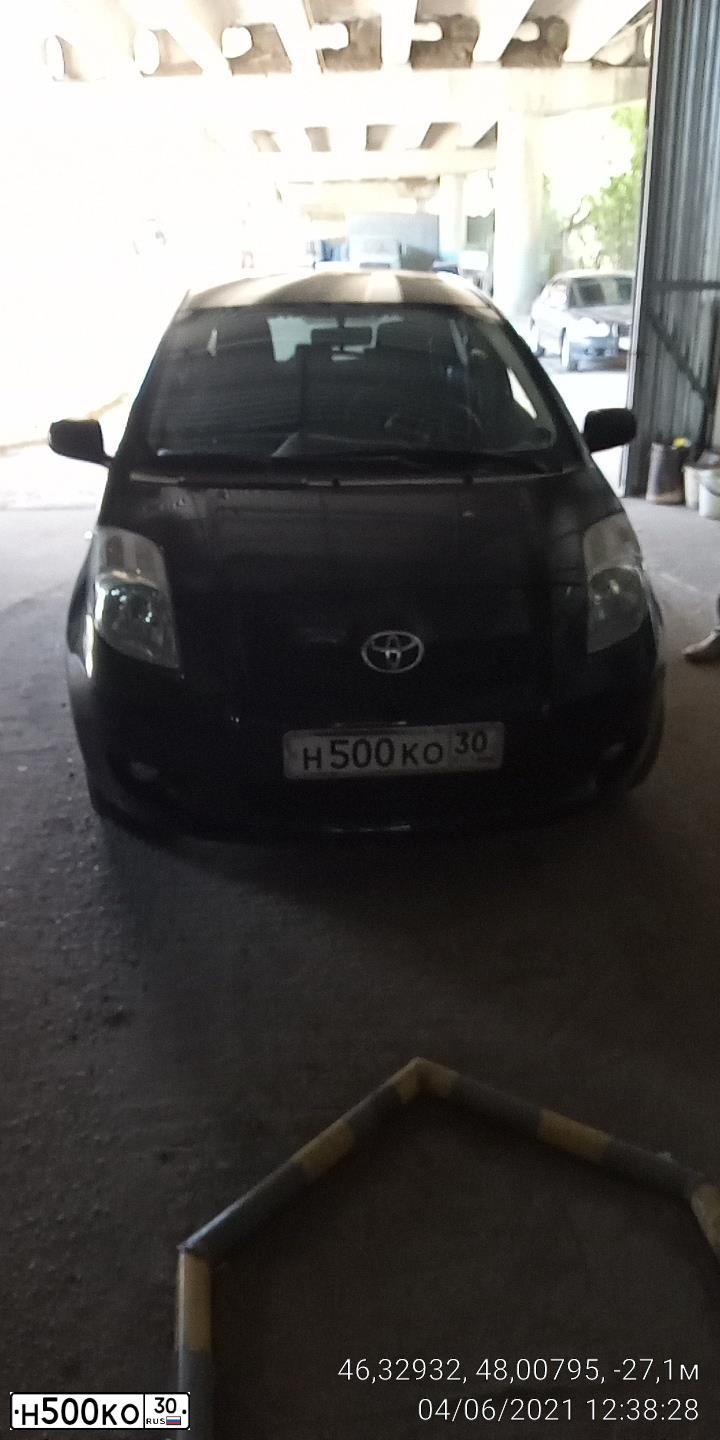 Фото автомобиля TOYOTA YARIS, 2007 — госномер Н500КО30. Цвет: ЧЕРНЫЙ