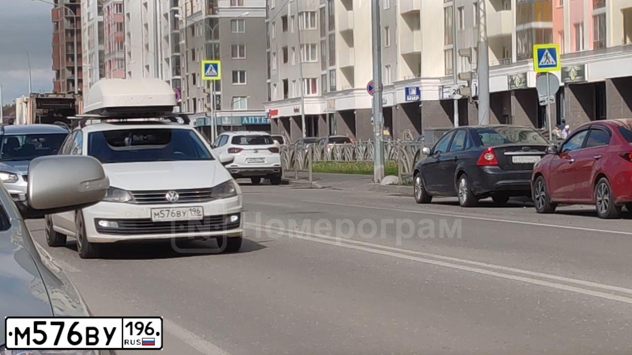 Фото автомобиля VOLKSWAGEN POLO, 2018 — госномер М576ВУ196. Цвет: Белый