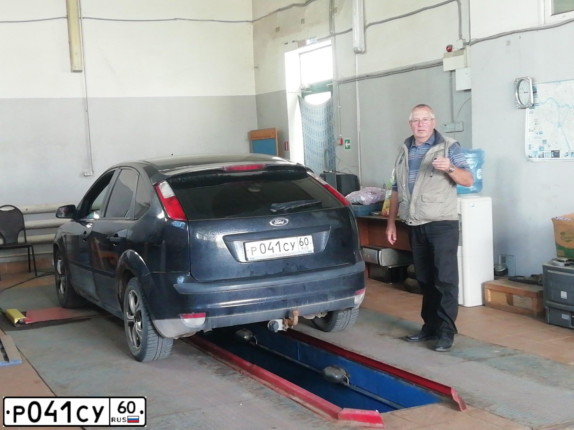 Фото автомобиля FORD FOCUS, 2005 — госномер Р041СУ60. Цвет: ЧЕРНЫЙ