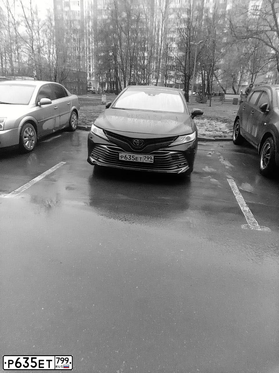 Фото автомобиля TOYOTA CAMRY, 2018 — госномер Р635ЕТ799. Цвет: ЧЕРНЫЙ МЕТАЛЛИК