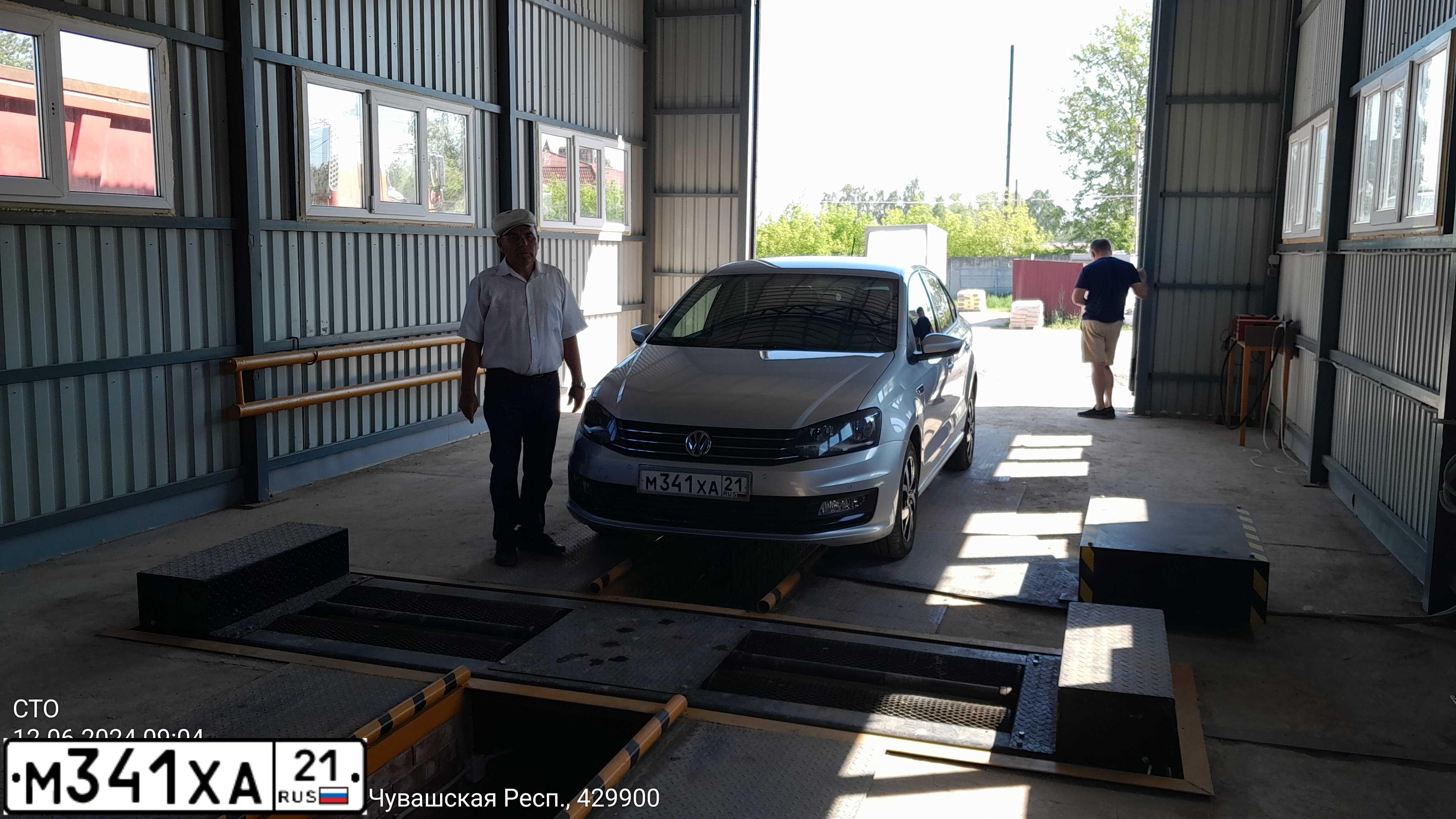 Фото автомобиля VOLKSWAGEN POLO, 2018 — госномер М341ХА21. Цвет: Серебристый