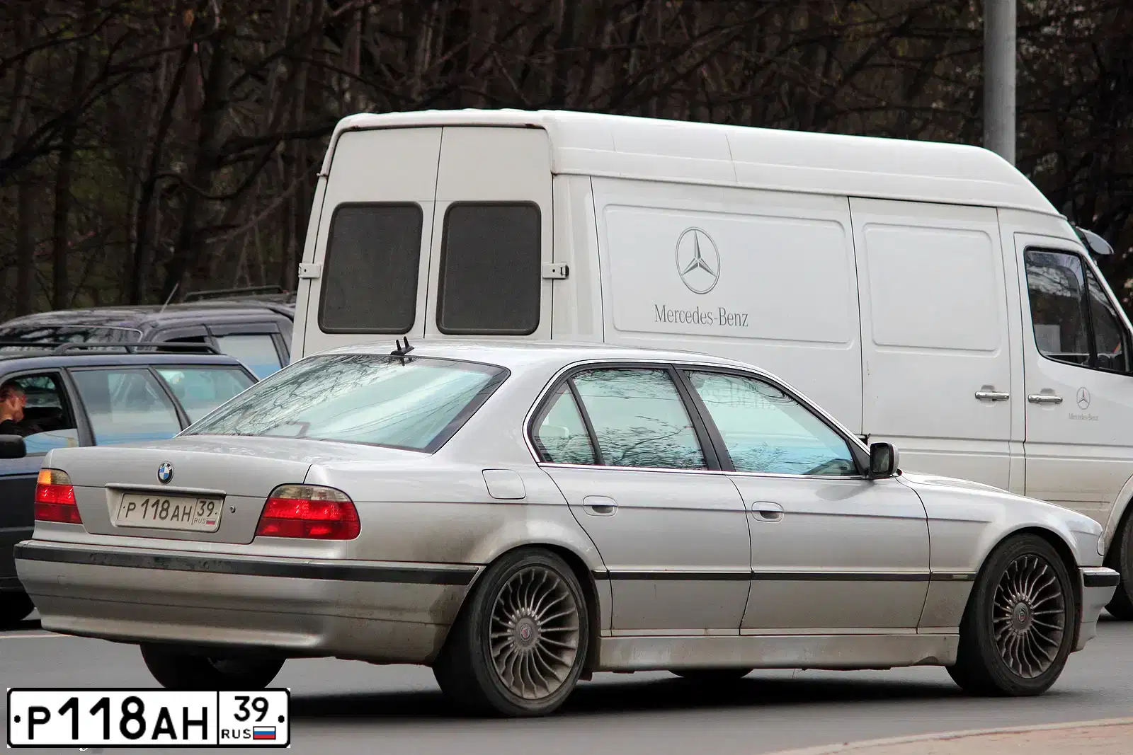 Фото автомобиля BMW SERIE 7, 1994 — госномер Р118АН39. Цвет: Серебристый