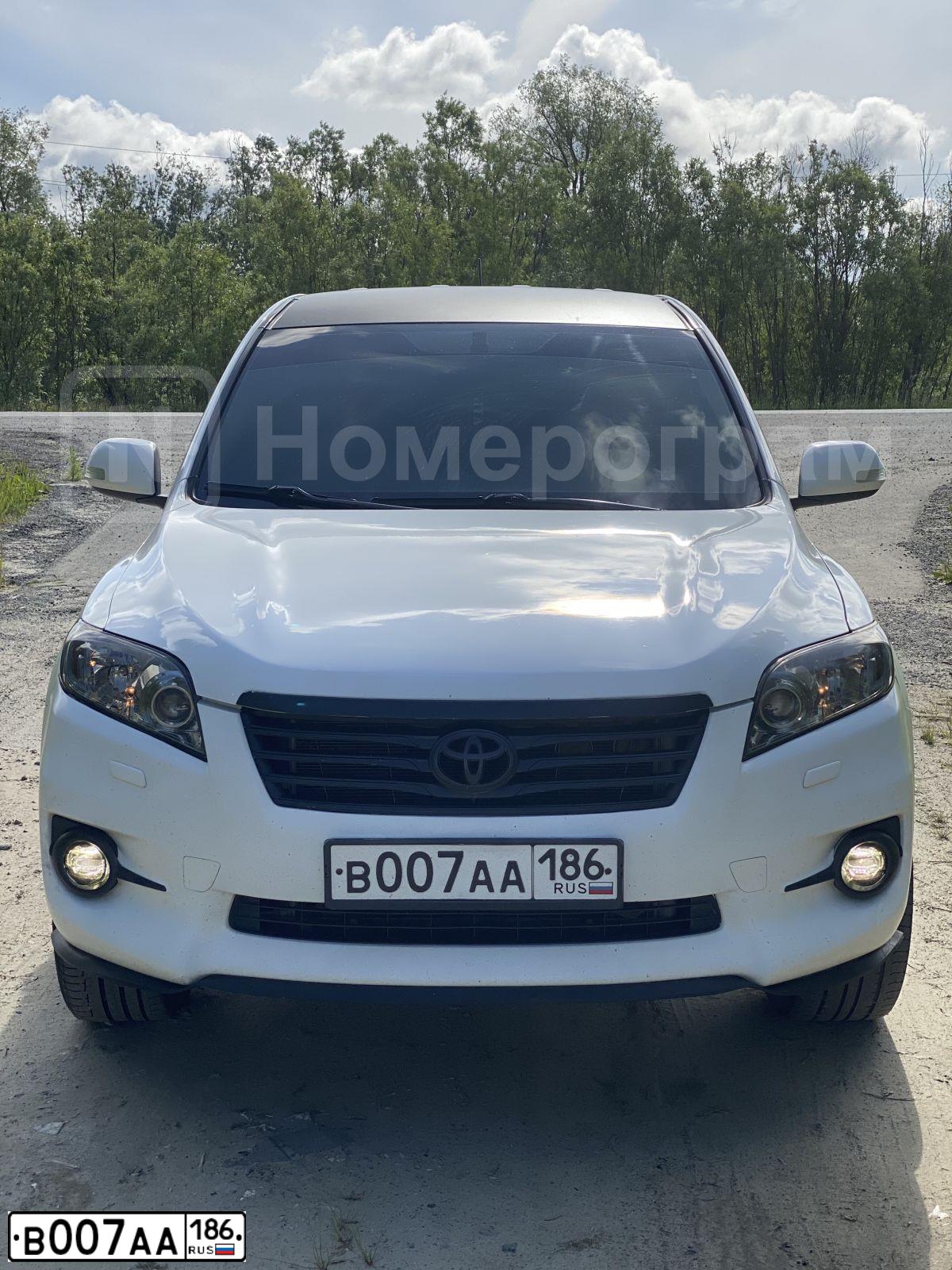 Фото автомобиля TOYOTA RAV4, 2012 — госномер Х492СР196. Цвет: Белый